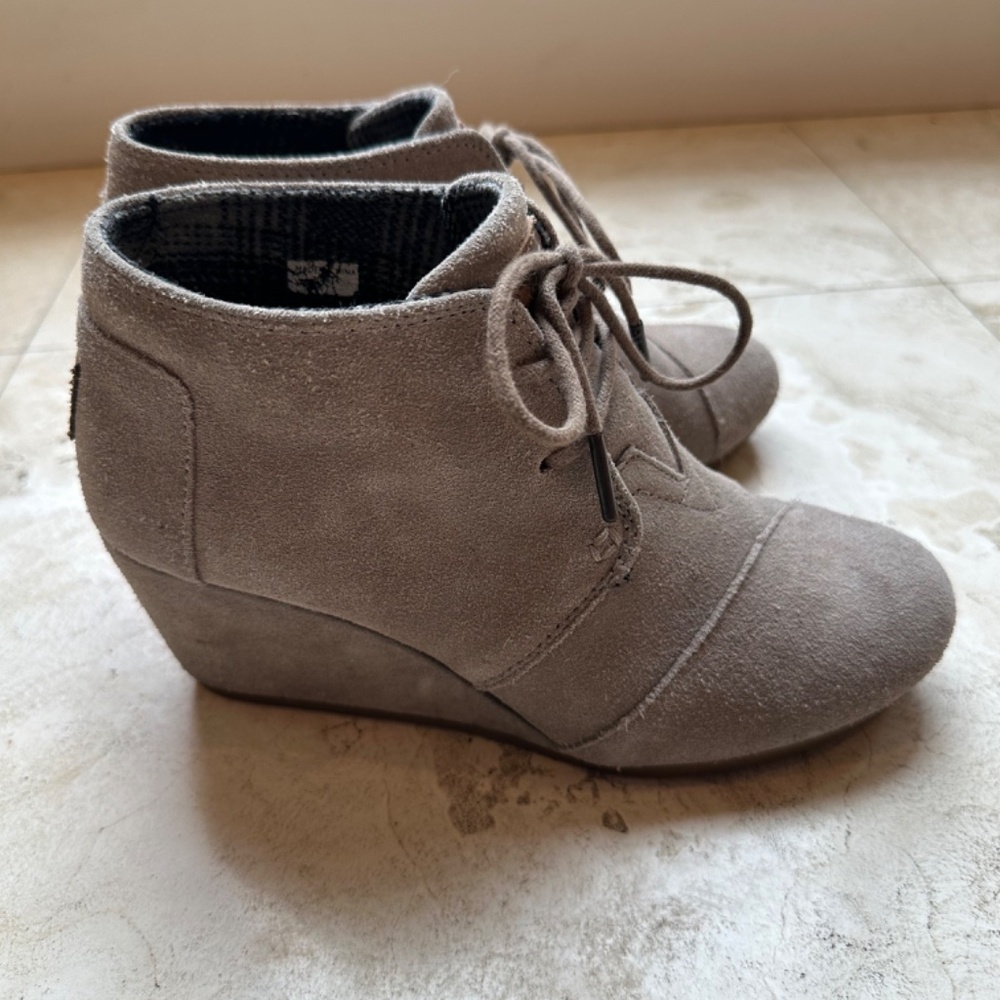 Toms Women’s Wedge Ankle Booties Desert Lace-up Taupe Suede Size 7.5